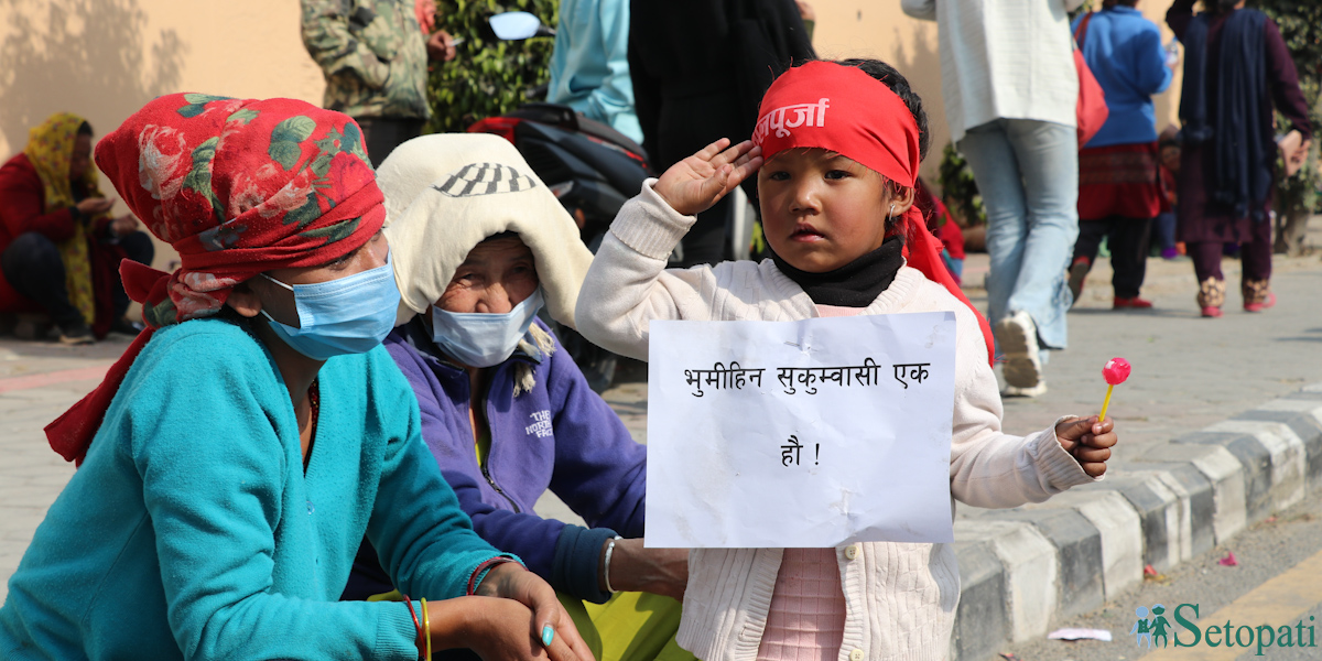 बाग्मती सभ्यता सर्वाधिकार सम्पन्न समितिले काठमाडौंको बाग्मती किनारमा बसोबास गर्दै आएका सुकुम्बासीलाई ठाउँ खाली गर्न सूचना जारी गरेपछि प्रदर्शन गर्न माइतिघरमा बालिका। तस्बिरः मन्दिरा घिमिरे/ सेतोपाटी